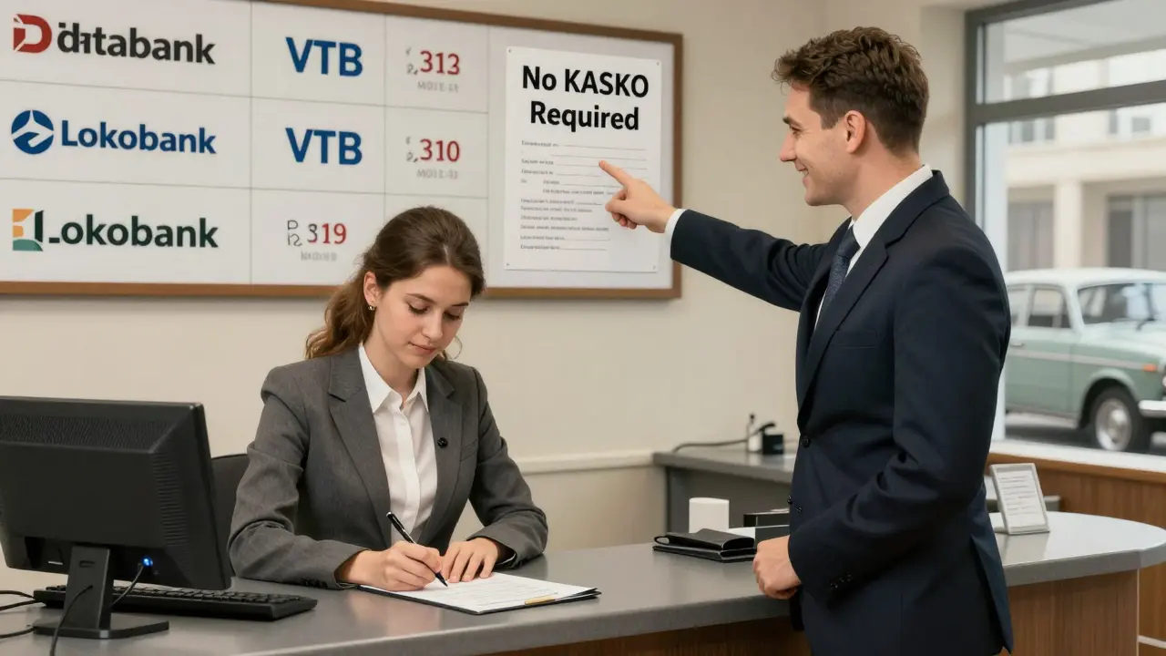 Женщина подписывает кредитный договор в банке, где указано 'КАСКО не требуется', рядом с баннерами крупных банков.